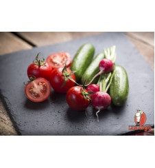 Свежие овощи (сочные помидоры, огурцы)